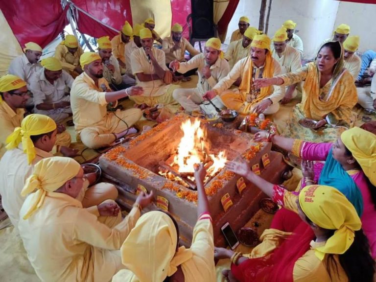 Read more about the article सावन मास में पृथ्वी लोक का सारा कार्यभार संभालते हैं भगवान शिव: श्री-श्री108 महाराज स्वामी सिकंदर