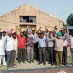 पी.डब्ल्यू.डी फील्ड वर्करों का त्रिवेणी कंपनी के बाहर रोष प्रदर्शन