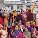 महिलाओं ने एकत्रित हो भ्रष्ट नगर निगम अधिकारी के खिलाफ मामला दर्ज़ करने की मांग की