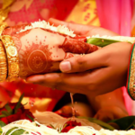 जिस पंडित ने कराई थी शादी, उसी के साथ फरार हो गई दुल्हन, साथ ले गई Gold और पैसे