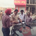 थाना सिविल लाईन पुलिस ने यातायात के नियमों का उल्लंघन करने वालों को थमाया चालान