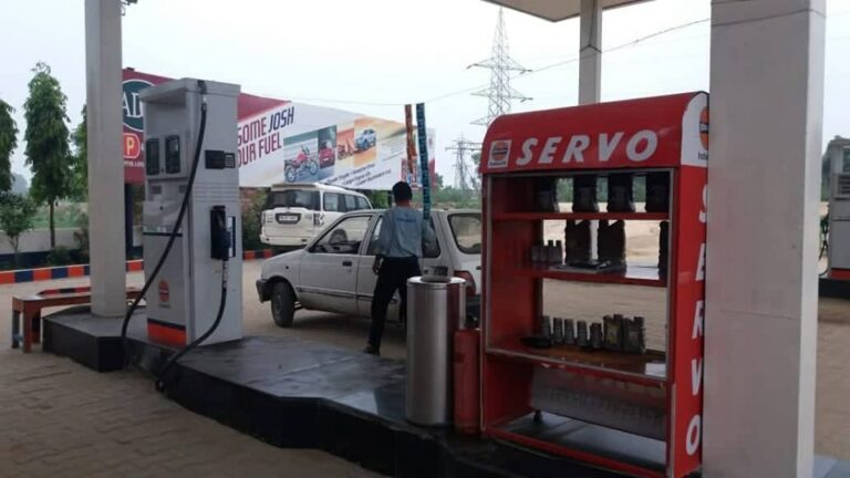 Read more about the article पिस्तौल की नोक पर पैट्रोल कर्मियों से लुटे 70 हजार