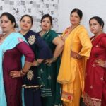 सोलह श्रृंगार में तैयार होकर महिलाओं ने मनाया करवा चौथ