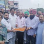 लाल बहादुर शास्त्री की जयंती पर शास्त्री मार्किट के  प्रधान परमिंदर सिंह काला ने विधायक राजिंदर बेरी के साथ बांटे लड्डू