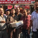 श्री राम मंदिर बनने के ऐलान के बाद व्यापारियों द्वारा लड्डू बांट कर जताई खुशी
