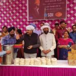 स्टेट बैंक ऑफ इंडिया ने लगाया प्रकाश पर्व पर फ्रूट व मिठाई  का लँगर