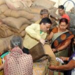 डिपो होल्डर और अधिकारी आपसी मिली भगत से डाल रहे गरीबों के पेट पर डाका