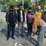 नगर निगम से उठा भरोसा, पार्षद पति खुद ही जुट गए सड़क की मरम्मत में