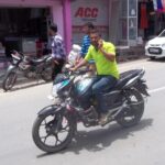अब गाड़ी चलाते वक्त मोबाइल पर बात करना पड़ेगा भारी, लगेगा 10 हजार का जुर्माना, पढ़ें पूरी अधिसूचना