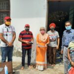 पार्षद चंद्रजीत कौर संघा के सहयोग से आटा दाल स्कीम की पर्चियां बांटी गई