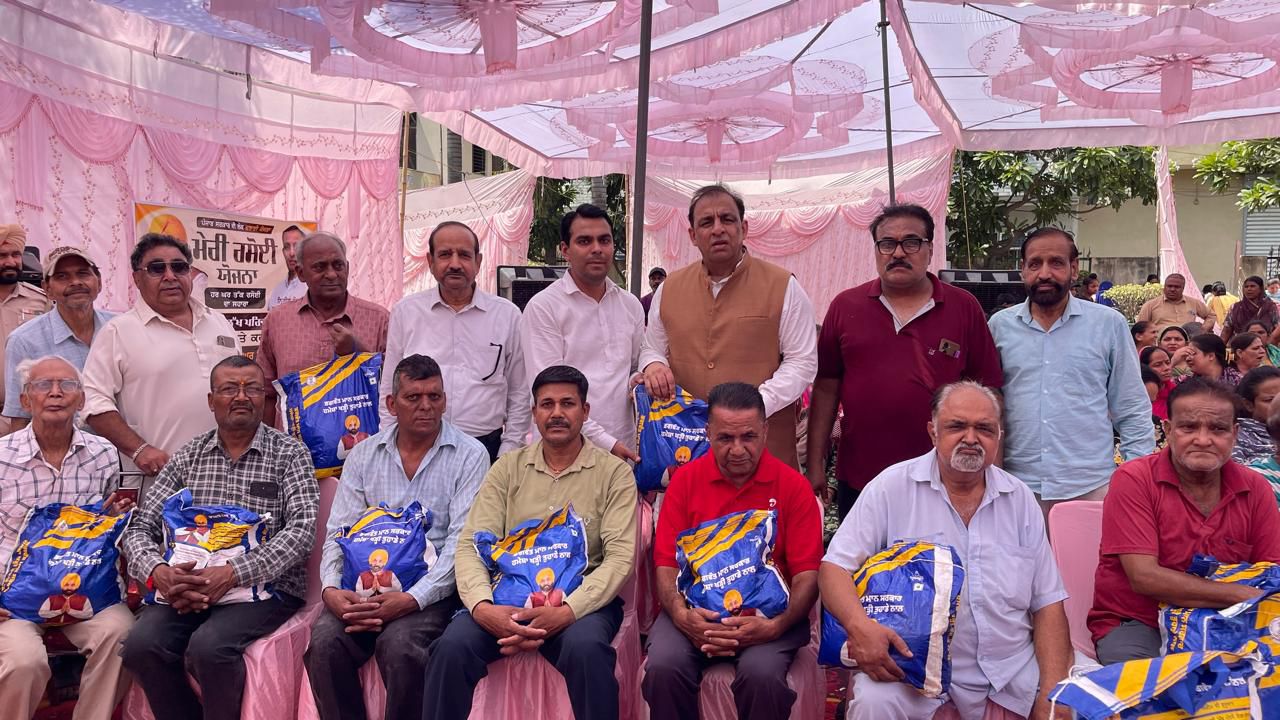 मुख्यमंत्री भगवंत सिंह मान की ‘मेरी रसोई योजना’ से जरूरतमंद परिवारों को राहत, जालंधर सेंट्रल हलका इंचार्ज नितिन कोहली ने बांटी राशन किटें